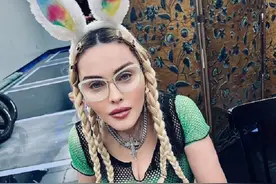 63岁麦当娜与非裔养子们过节，穿渔网装扭跨挤出赘肉，开十级美颜图片