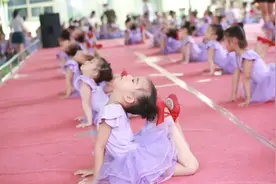 男老师训练女舞蹈生“撕腿”照片走红，家长质问：这样真的合适吗图片