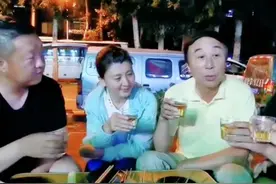 64岁冯巩在街边为侄儿庆生！吃路边摊无人认出，和闫学晶举杯喝酒图片