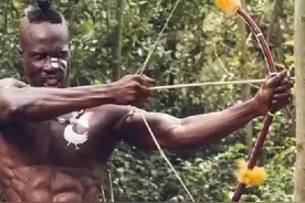 非洲这个部落，以树叶蔽体，男人全身都是肌肉，女人蹲着生娃图片