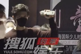 任嘉伦温柔和粉丝打招呼 下班路走出T台感图片
