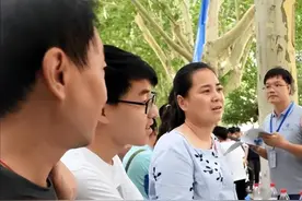 家长大摆升学宴庆祝，亲戚看到录取院校全部离席，损失的不只是钱图片