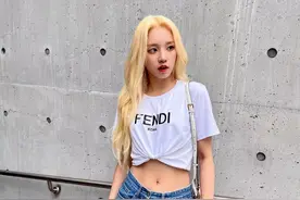 宋雨琦真放得开，穿丝巾抹胸上衣街头随拍，尽显出挑好身材，好看图片