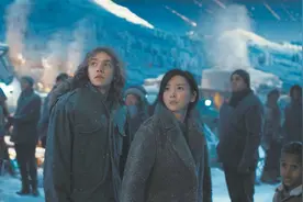 《2012》后再导科幻题材，罗兰·艾默里奇《月球陨落》明天公映图片