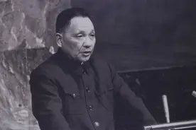 1984年第六届人大刚闭幕，邓小平拦住退场记者：请你们帮忙辟个谣图片