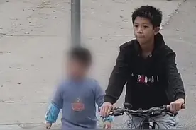 广东东莞，男童路边走丢，少年看到后全程陪伴帮助他回家图片