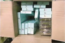 热销香烟半价销售，生意火爆却草草收摊，贩烟男子怪异的行为引起民警注意……图片