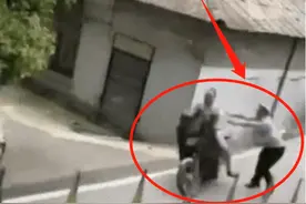 男子被辅警推下斜坡，仅表皮擦伤，自称有错在先，“警民一家亲”图片