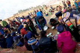 凉山彝族人独特的宴席，吃饭不用台凳，摆在地上就吃，这是陋习？图片