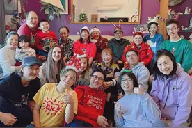 歌神许冠杰参加家族聚会，与俩哥哥同框太开心，一屋混血儿很抢镜图片