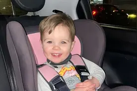 英国妈妈从儿子微笑的照片中发现异样，竟救了他的命图片