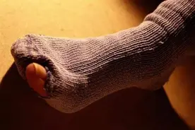 遭央视曝光！劣质袜子能致癌？选袜子应该注意哪些事项？图片