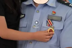 6岁女儿奔赴边境一线，给不能露脸的父亲戴上一等功奖章图片