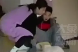 布偶猫突然发狂攻击9岁男孩，妈妈赶紧拽孩子进厨房关门躲避，孩子爸爸：养了2年都有感情，猫关笼子里了图片