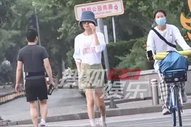 鲁豫现身街头被拍，穿百元T恤接地气，一双麻杆腿瘦得令人心疼图片