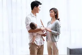 孩子驼背、脊柱受伤，多半与父母错误抱娃姿势有关，及时纠正才行图片