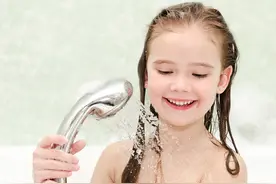 热搜上不堪入目的“妈妈拍女儿洗澡照”：暴露当下最病态的家长群图片