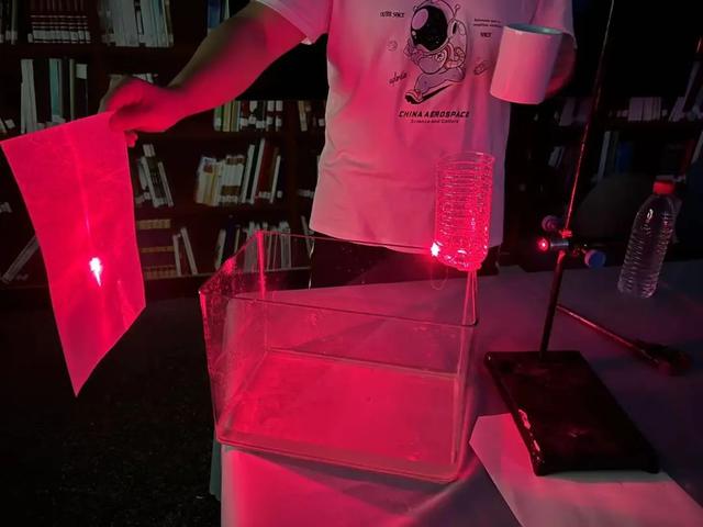 我们从物理学原理出发证明了奥特曼的激光可以拐弯 | 正经玩