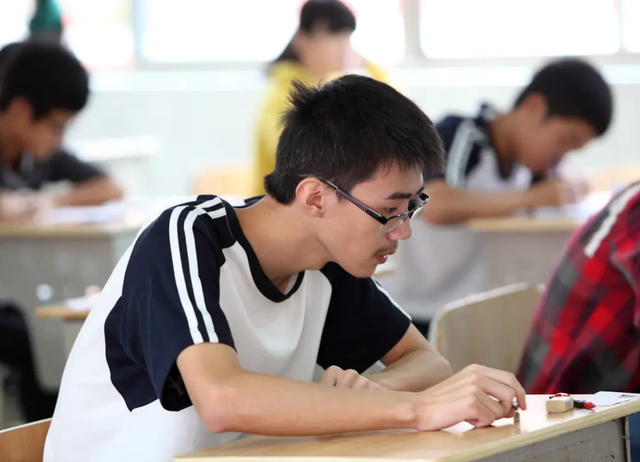 “考霸”三次考上北大?被质疑“靠考试赚钱”,昔日同学为他正名