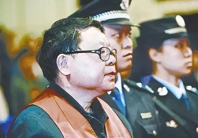 “重庆一姐男宠”罗璇：1米82肌肉发达，被抓后立刻翻脸不认人