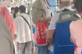 女孩穿cos服参加漫展 在公交上被老人怒骂“有父母生没父母养” 律师：言论自由应当在法律的框架内行使！图片