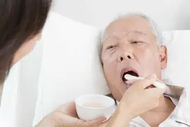 脑溢血突发怎么办？学会这4个急救措施很重要，关键时刻或能救命图片