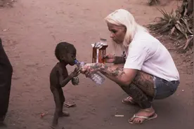 6年前，那个被白人美女喂水喝的非洲小男孩，如今怎么样了？图片