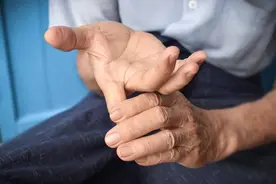 帕金森患者腿软向后倒怎么办？如何应对这一难题？图片