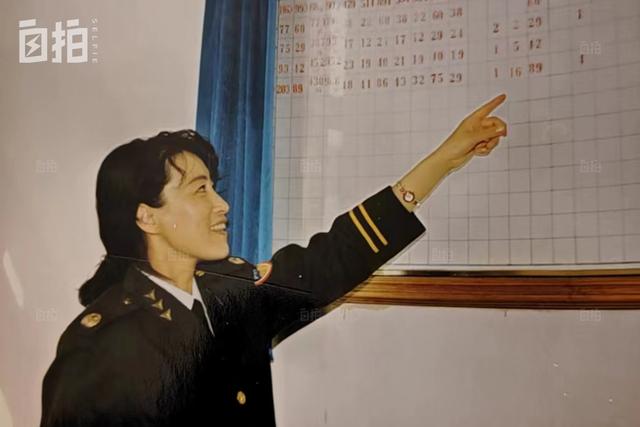 女子穿警服半辈子 60岁后走秀拿奖