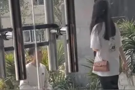 四川女生拍下校园里情侣打闹一幕，纯真又甜蜜，令人羡慕图片