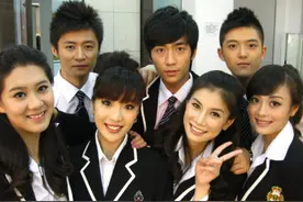 朱一龙大学毕业上综艺的青涩照 那时候就很有梗了图片