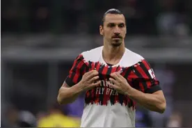 降龙十八掌!AC米兰球迷夹道欢迎球队大巴,伊布一巴掌拍碎挡风玻璃图片