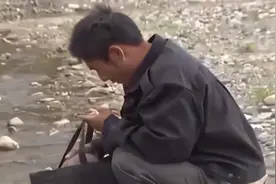 云南一小伙河边意外捡到石头，上面长满金子，专家鉴定真相如何？图片