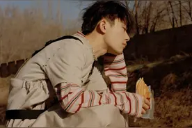 千玺闷声干大事！《三个字》未杀青，《白鹤亮翅》被魏书钧半官宣图片