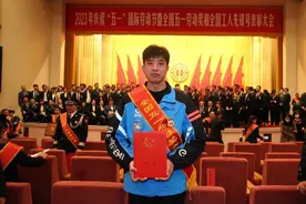 厉害了！这位战友，送外卖把自己“送”到了人民大会堂……图片