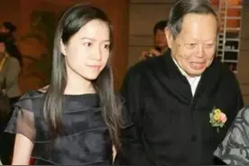 杨振宁与翁帆恩爱19年，月薪百万都交给妻子，她的选择令人泪目图片