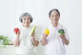 儿子女朋友来家吃饭，她走后我对儿子说：你要跟她结婚我不出彩礼图片
