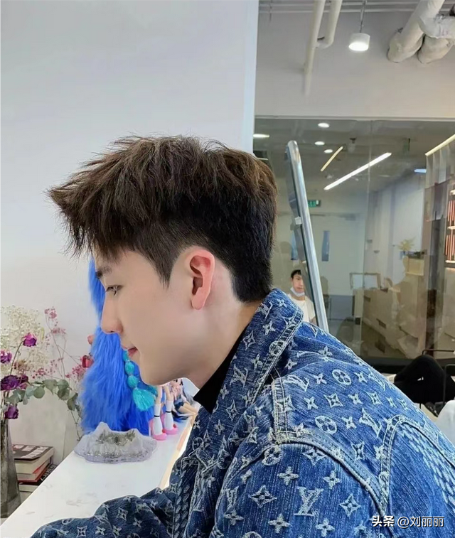 男人头发怎么烫好看,男人头发少烫什么发型好看_去屑护发百科_鹊仁康