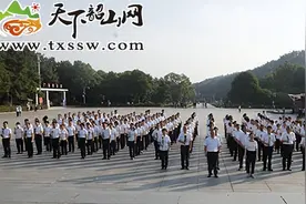 9月9日缅怀伟人：省韶山管理局举行向毛泽东同志铜像敬献花篮仪式图片