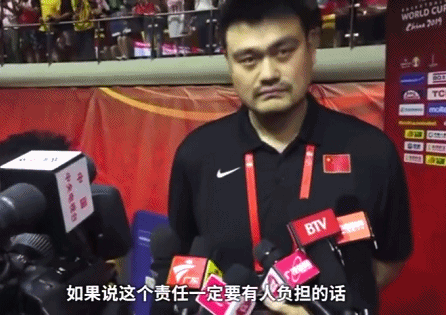 中国男篮深陷泥沼，姚明成替罪羔羊，“英雄”流血又流泪！