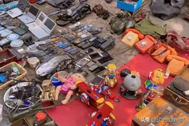 沈阳“鬼市”：仅周末出动，数百个摊位，各种老物件，什么都能卖图片