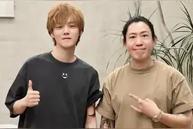 鹿晗32岁状态上热搜，某店老板晒与其合照，网友：为啥这么年轻？图片