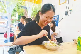 独特的“酸”味带来浓浓的人情味，桂林妹爱上生榨米粉爱上第二故乡图片