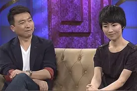 康辉：娶师妹刘雅洁22年恩爱如初，51岁无儿无女成父母一生的痛图片