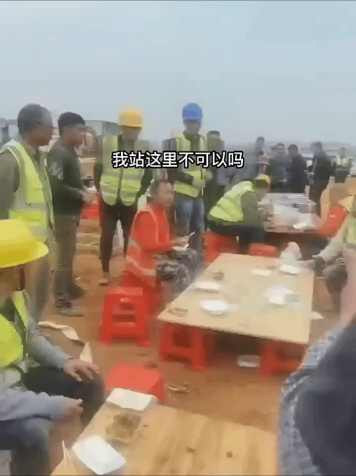 法和人情！工地执法引发工人不满，双方起争执图片