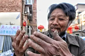 济南70岁老人10年义务修车1600辆 双手变形仍在坚持图片