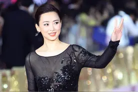 翁虹一把年纪还这么高调，透视长裙挺显身材的，美出贵妇的气质图片