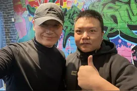 苗侨伟在国外健身房被偶遇，63岁身材仍健硕，半年前出国陪伴子女图片