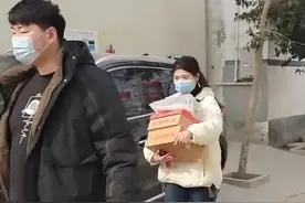 大衣哥女儿朱雪梅定亲成功，男方家长给媒人朱善阔送了一大包礼品图片