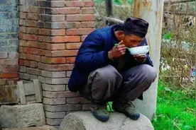 80和90年代农村，很多人喜欢蹲在家门口吃饭，是家里没桌子吗？图片